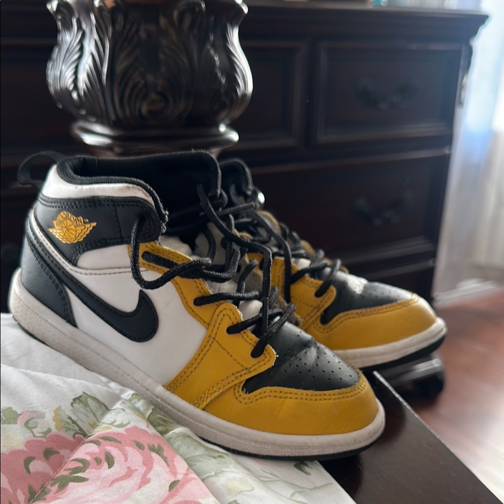 Nike Kids' Black and Yellow Sneakers